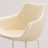 硬質ウレタン例：曲線などデザイン性に富んだ椅子の芯材（モールド成型）
