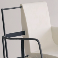 軟質ウレタンフォーム例：鉄パイプと一体成型した椅子の芯材（モールド成型）